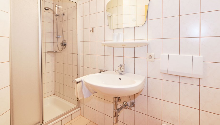 Geräumiges Badezimmer mit Dusche 