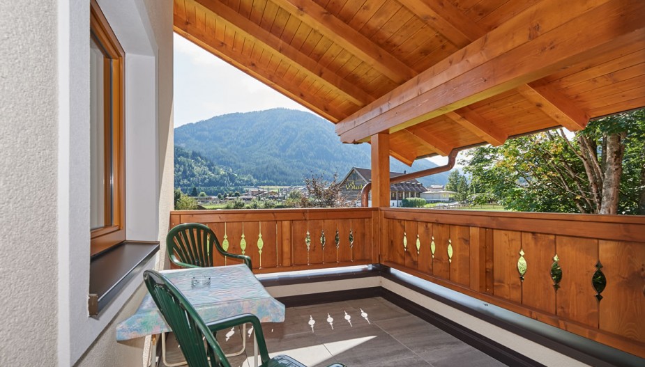 Großer Balkon mit Blick ins Grüne
