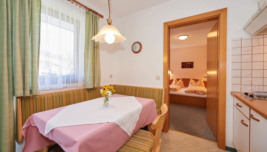 Gemütlicher Esstisch im Appartement