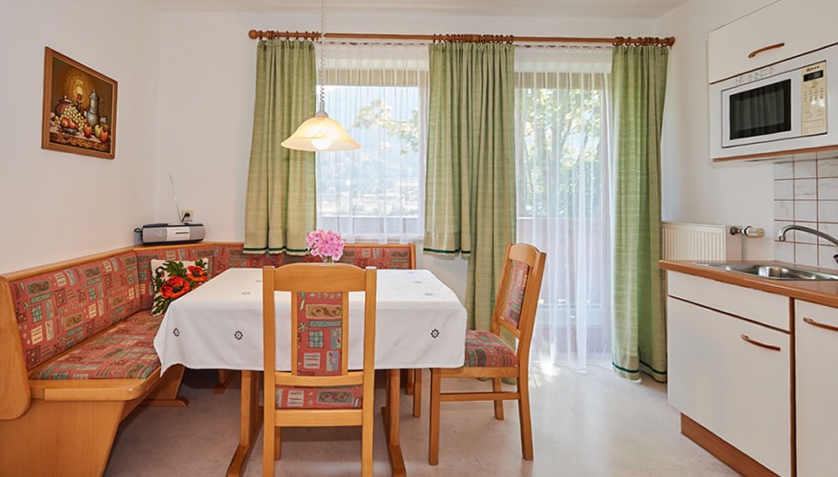 Voll-ausgestattete Küche mit Esstisch im Appartement A2