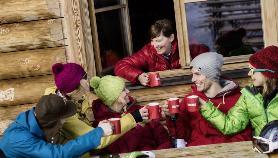 Glühwein trinken in der Hütte © Flachau Tourismus