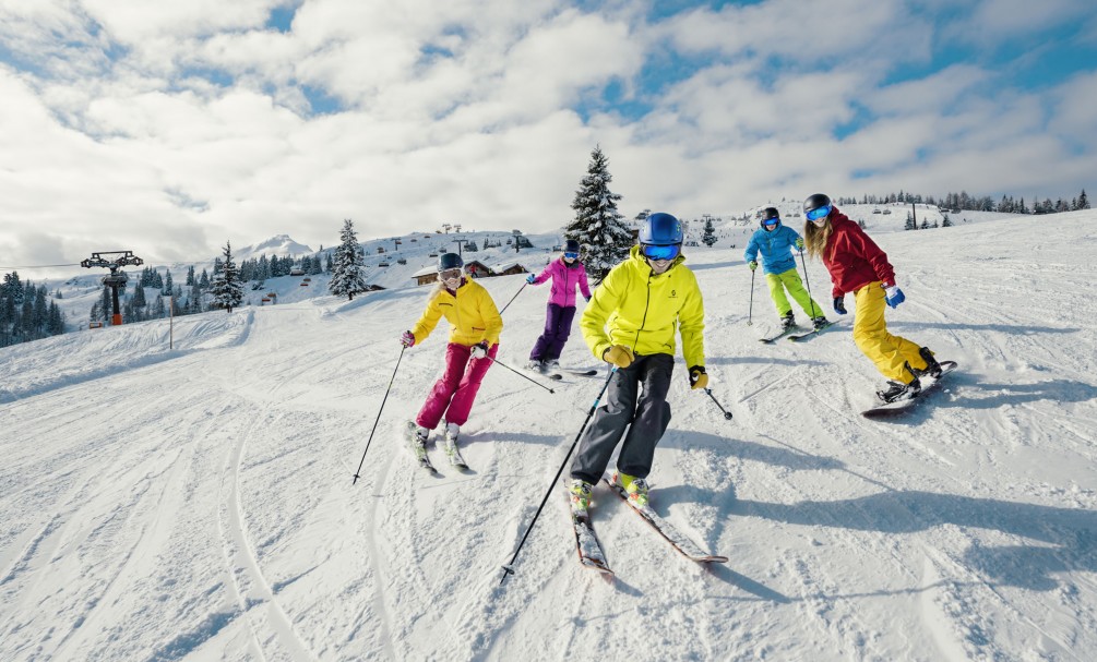Freunde fahren Ski in Flachau, Salzburger Land © Flachau Tourismus