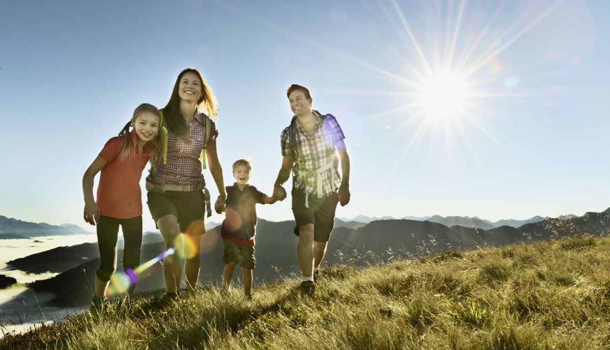 Familie über den Wolken beim Wandern in Flachau © Flachau Tourismus