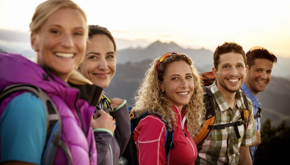 Freunde am Berg bei Sonnenuntergang © Flachau Tourismus